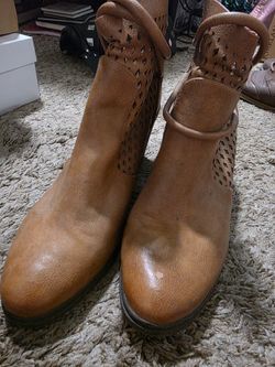 Forever beige boots size 9