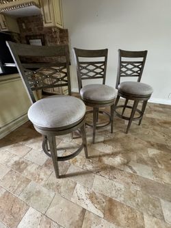 Hillsdale Furniture Chesney Wood Bar Height Swivel Stool, Weathered Gray