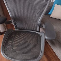Herman miller Aeron black size B desk chair
