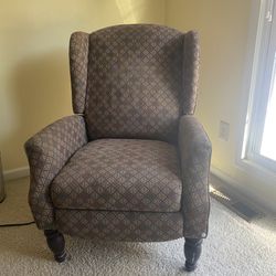 Cozy Vintage Recliner With Timeless Charm