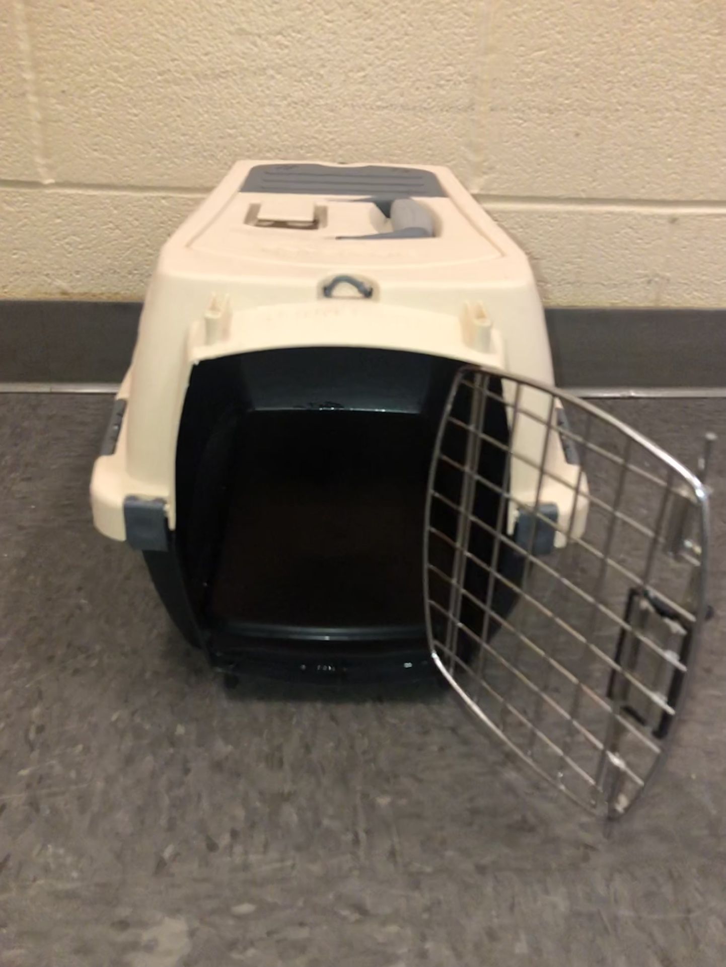 Petmate Vari Dog & Cat Kennel (used )small Size  (See Last Picture)