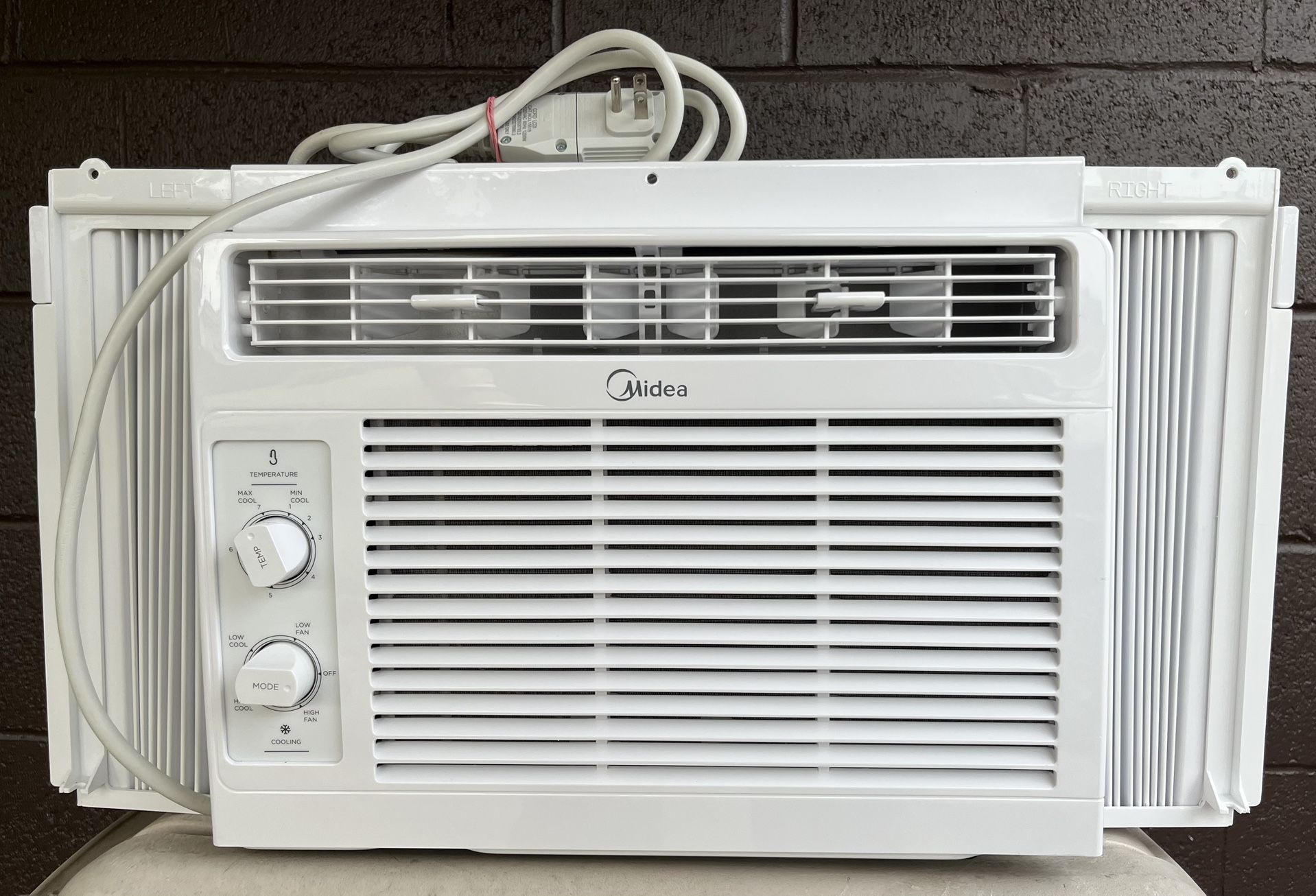 Midea 5000 BTU Air Conditioner. Excellent Running, Clean, Quiet, Efficient Unit.