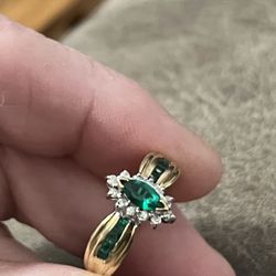 Beautiful yellow Gold Emerald & Diamonds Size 8.75 Ring
