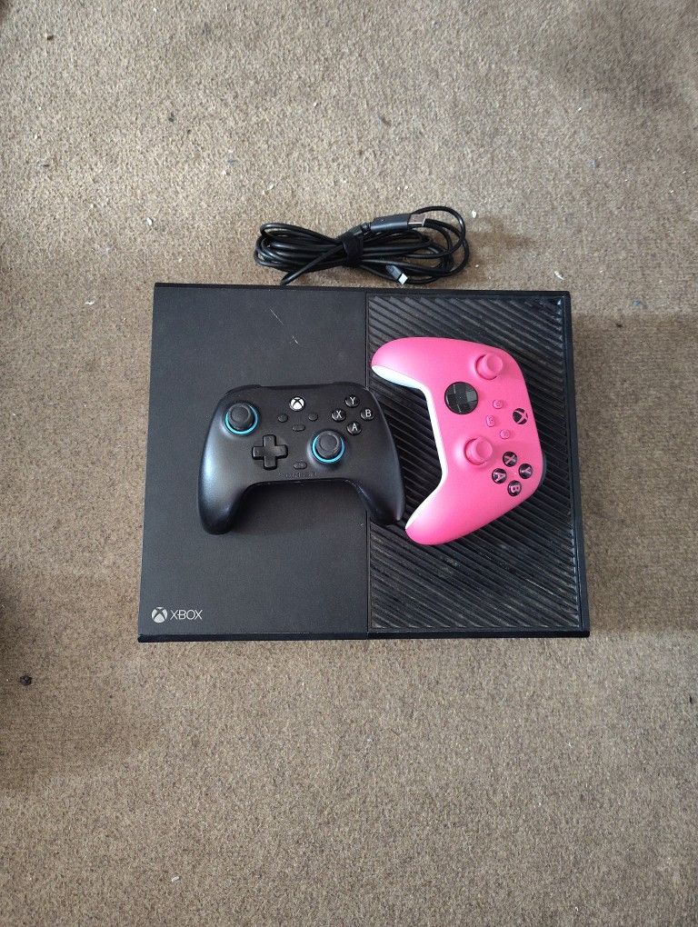 Xbox One 1 Tb With Gamesir Controller And Xbox Series X Controller