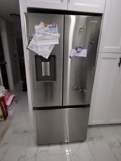 Samsung  Fridge  2 Dors   Ice Maker  Like New Just Updated  