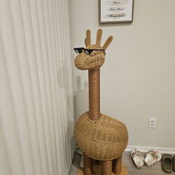 giraffe-shaped cat condo and scratcher