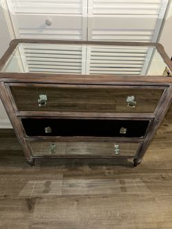 🏷️ Vintage-Style 3-Drawer Mirrored Dresser / Accent Chest Overall: Sturdy, functional, and clean. All drawers slide smoothly.