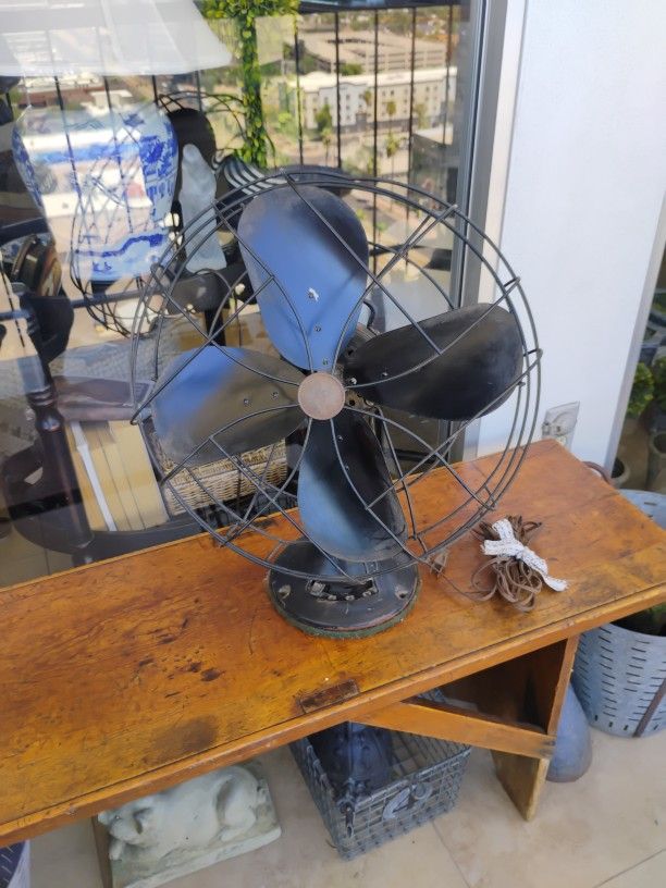 Vintage Electric Fan , 3 Speed.  Oscillates 18"x 18" Black Quite. Q