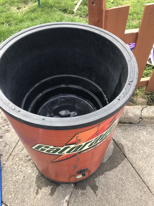 Cooler on wheels holds a ton of drinks Price Drop only 50 cash