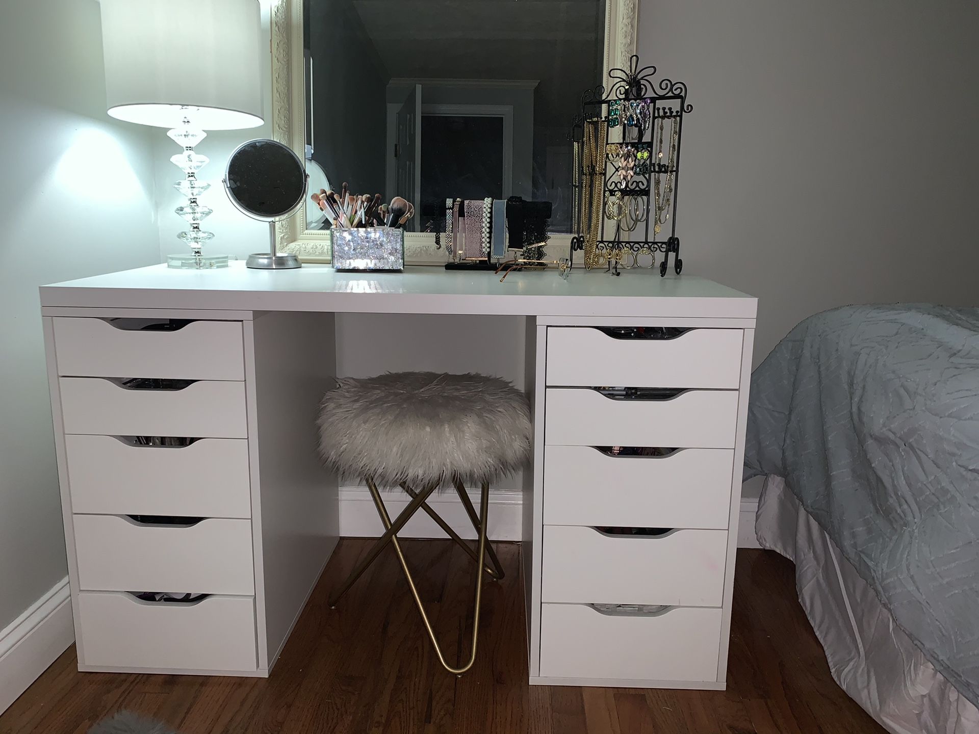 Makeup vanity