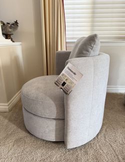 Thomasville Davos Swivel Chair