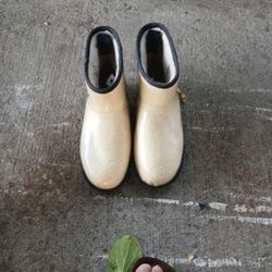 Women's Classic Mini Clear Boots Size 9
