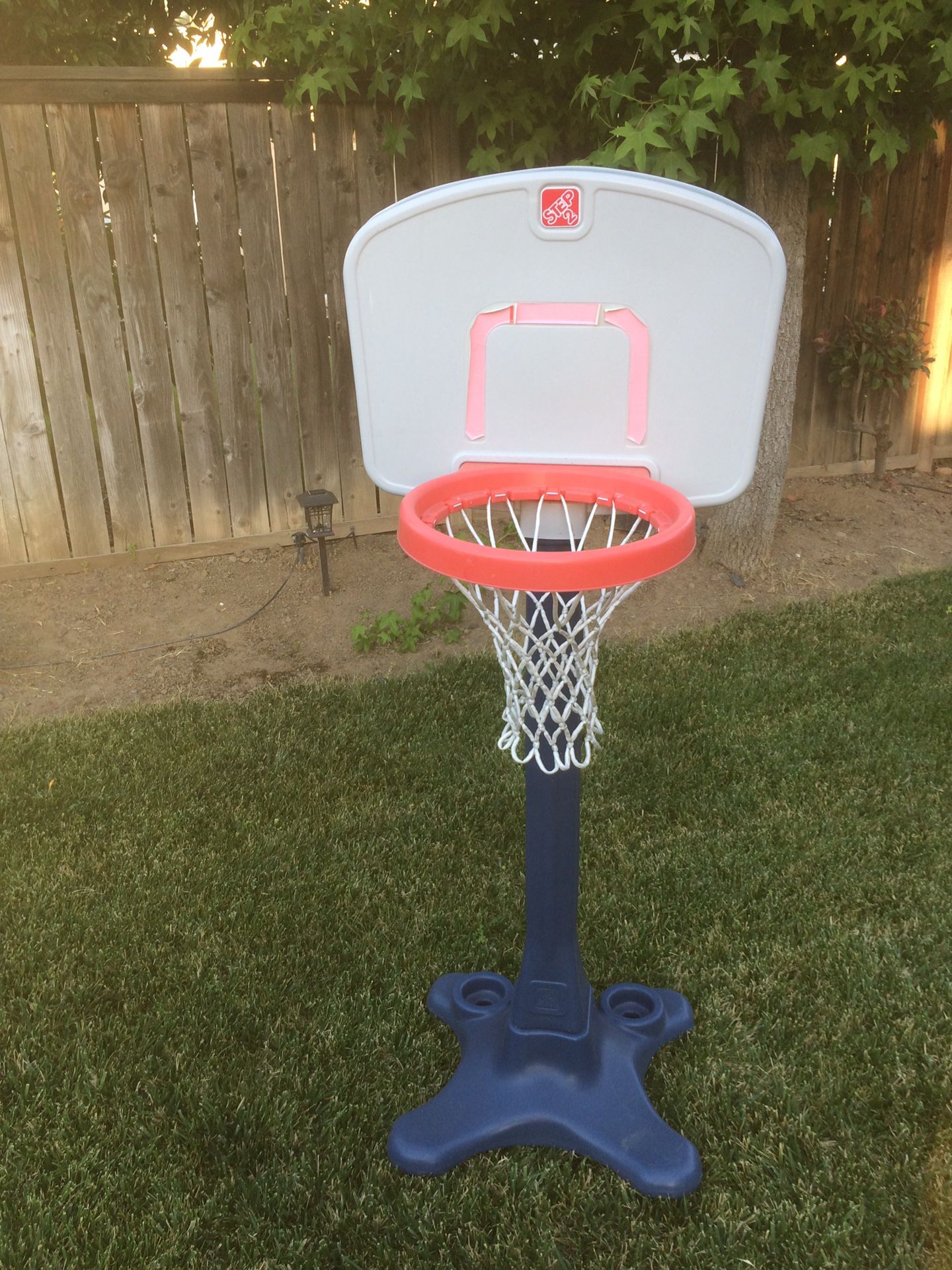 Selling a kids 2step basketball hoop