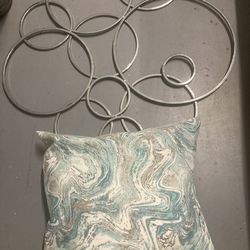 Wall decor & pillows