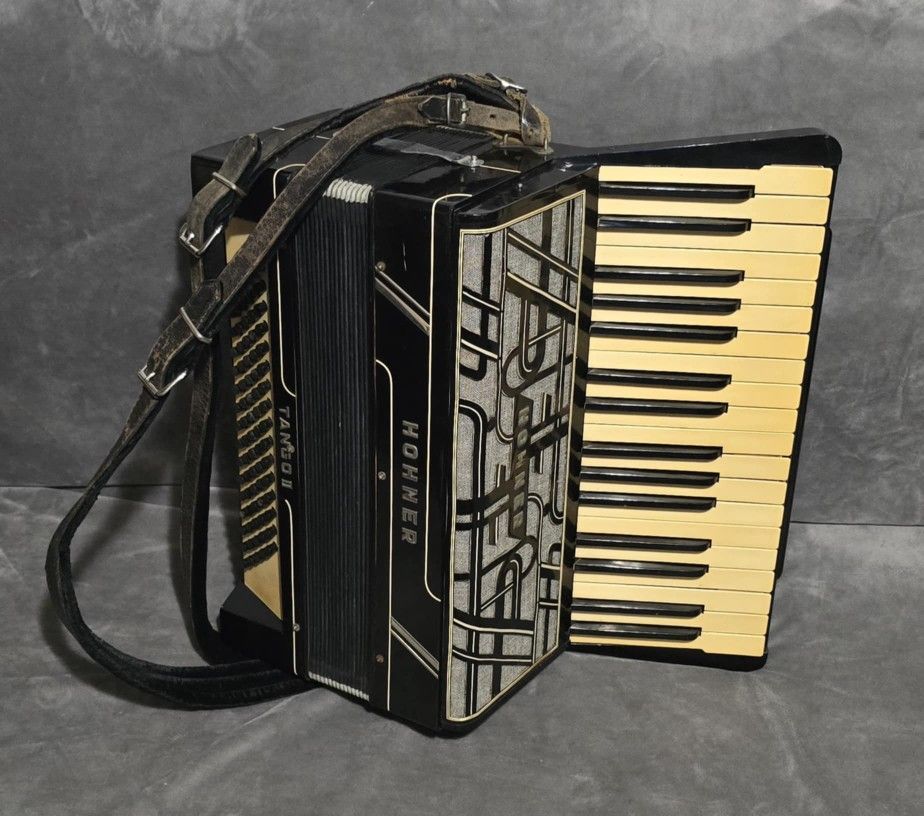 ACCORDION HOHNER TANGO ii $199