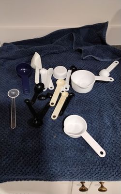 Mixed Lot of Plastic Measuring Spoons and Cups