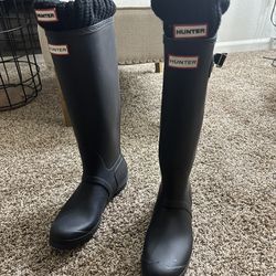 Hunter original waterproof Tall Rain Boots size 9  with  the original socks .