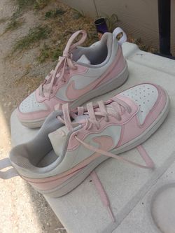 Girls nikes$30