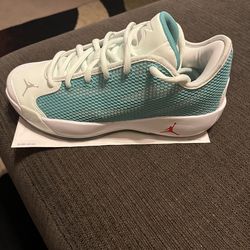 Jordan size 7.5 basketball shoes. Luka love letter 77