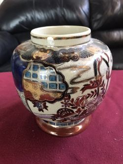 Vintage Satsuma Moriage ginger jar 7” high 6” diameter