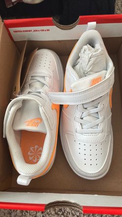 New with tags, Nike white/orange court borough Kids Size 1.5