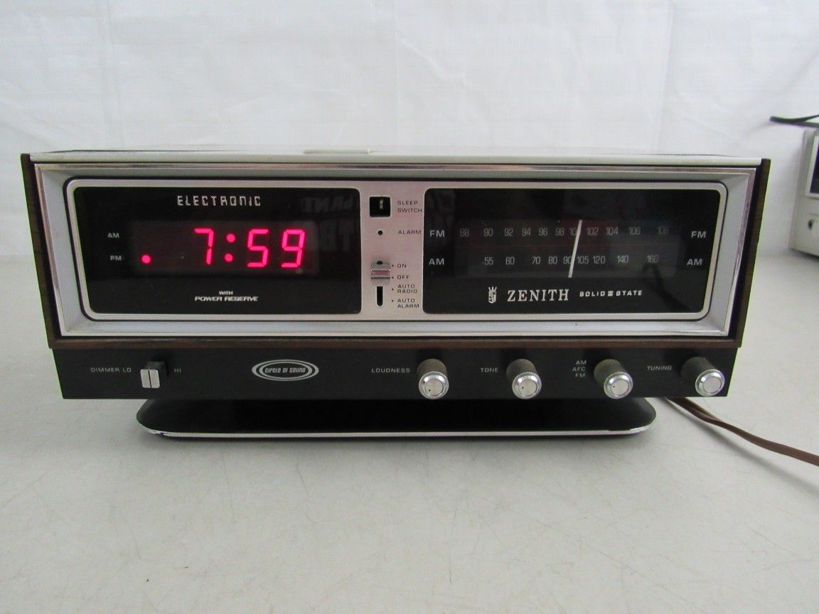 Zenith Radio Alarm Clock Circle Of Sound Model K472W

