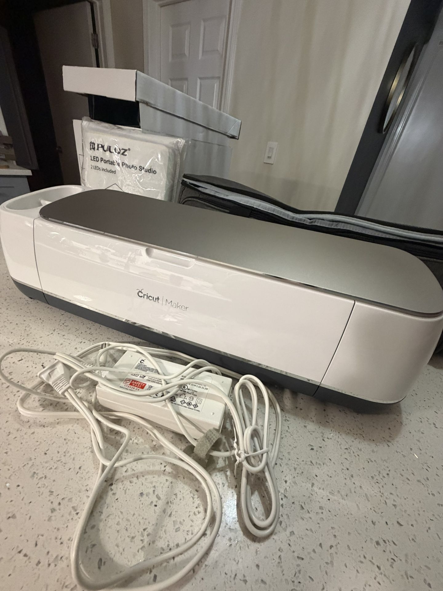 Cricut Maker (2020), EasyPress 2, EasyPress Mini Bundle