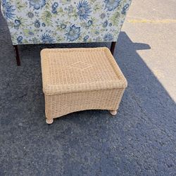 Beige wicker foot rest