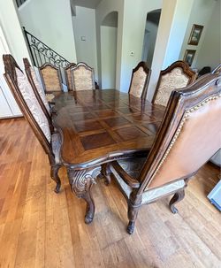 Beautiful Dining Table with 8 upholstered chairs.