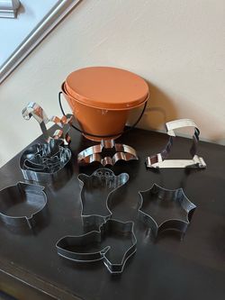 NEW Halloween Cookie Cutter Set with Storage Tin