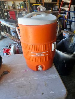 Igloo 5 gallon beverage dispenser