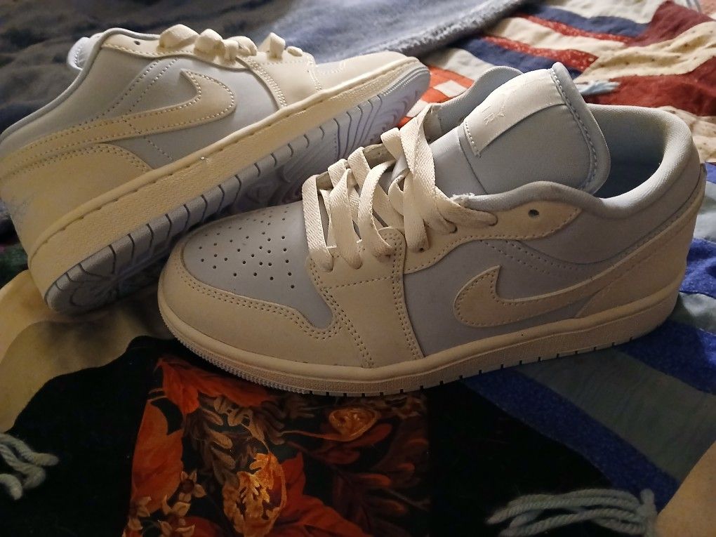 Air JORDANS 1.       (SIZE 6 1/2) W