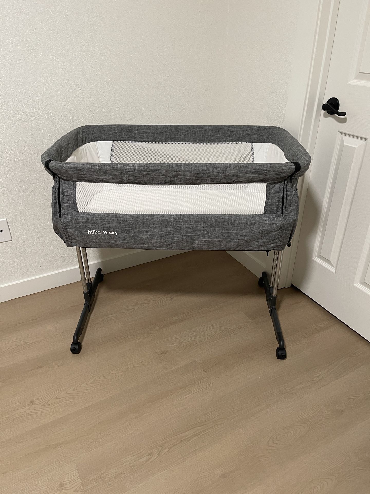 Mika Micky Bedside Bassinet