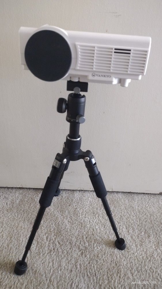 Vankyo Q5 Leisure 3 Mini LED LCD Projector Up to 200" Inch With 65,000 Hours LED Lamp Like New Condition Brand New Tripod Included This Package