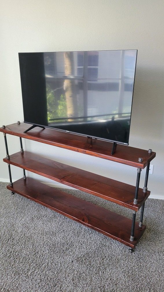 55-inch Hisense Roku TV/ TV Stand With Shelves 