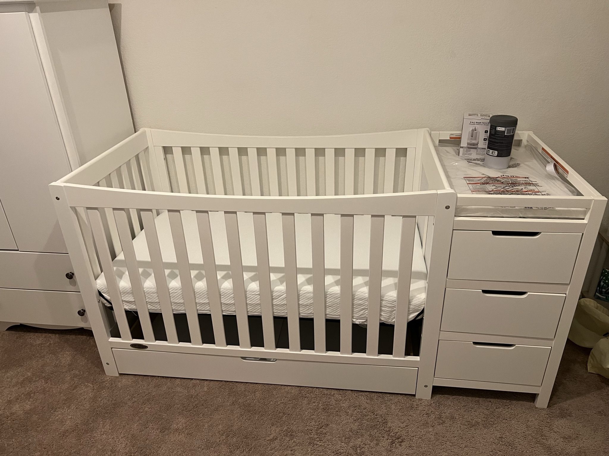 Graco Remi 4-In-1 Convertible Crib & Changer With Drawer (White) – GREENGUARD Gold Certified, Crib And Changing-Table Combo, Includes Changing Pad, Co