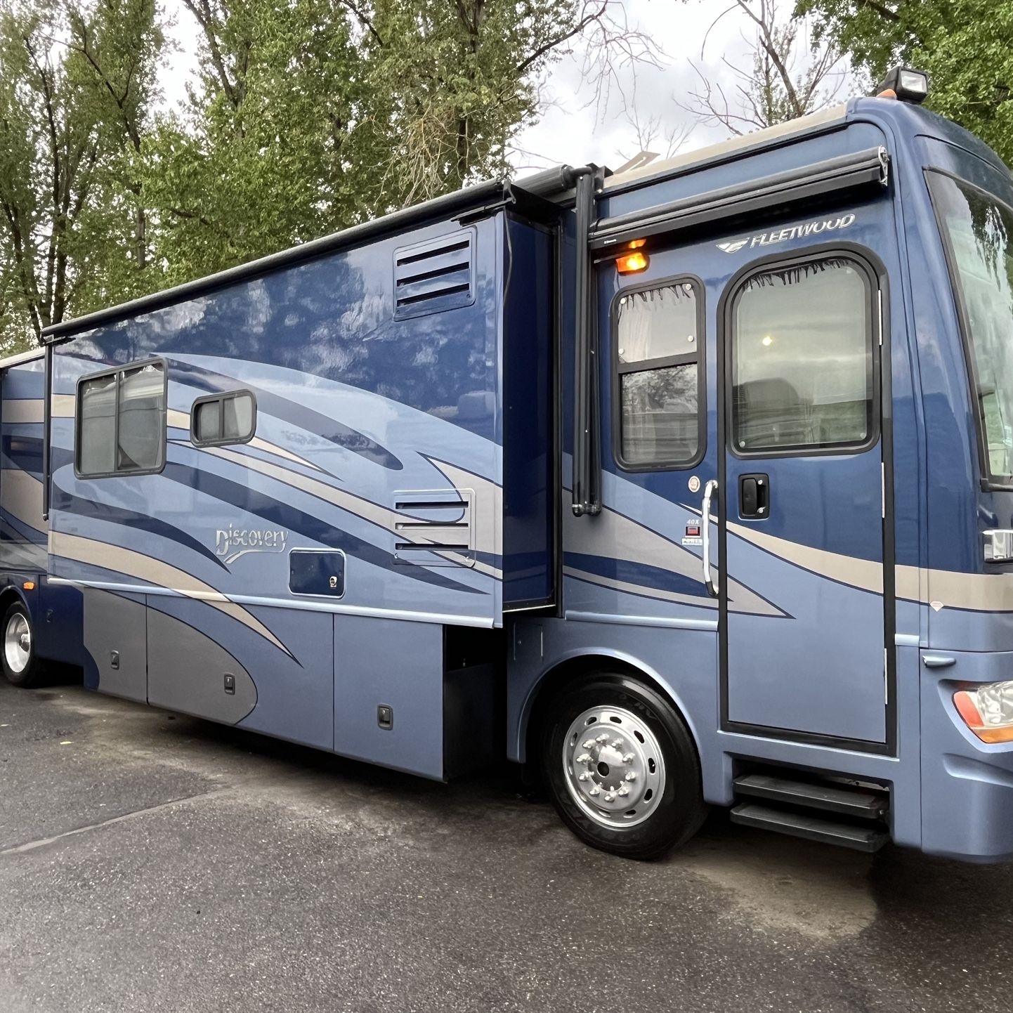 2008 Fleetwood Discovery 40 X Diesel Pusher Triple Slide Only 15,000 Miles