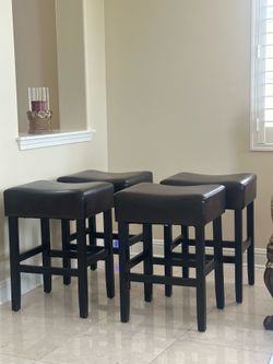 24-inch kitchen/bar stool in excellent condition.