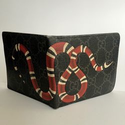 Utænkelig justere nå Black Gucci Wallet For Man /King Snake Print GG Suprime for Sale in San  Diego, CA - OfferUp