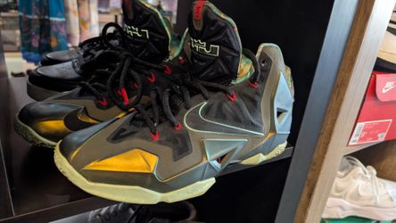 Nike LeBron 11 Kings Pride Basketball Shoes Size 9 Gold Black Collectible Sneakers