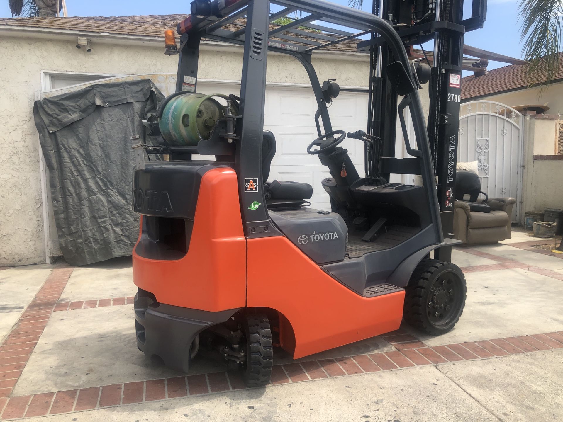 2012 Toyota forklift three stage mast side shift pneumatic tires 4000 lbs
