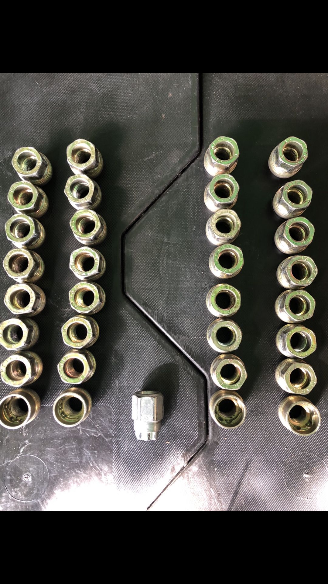 Lug Nuts For Chevrolet, Ford, Dodge Ram And Toyota Vehicles