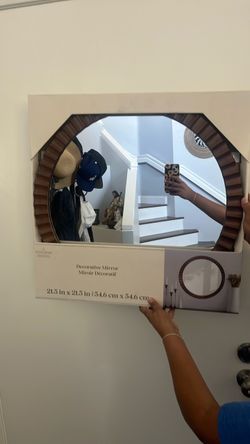 Round decorative mirror
