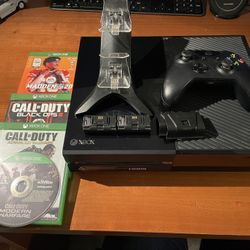 Xbox One 500GB Console w/ 4 Games, Controller & Battery Charger