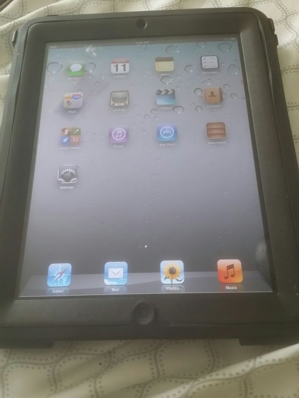 16 gb wifi Apple Ipad in childproof case only 85$