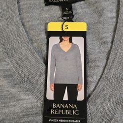 Banana Republic Ladies V-Neck Merino
Wool Sweater Gray