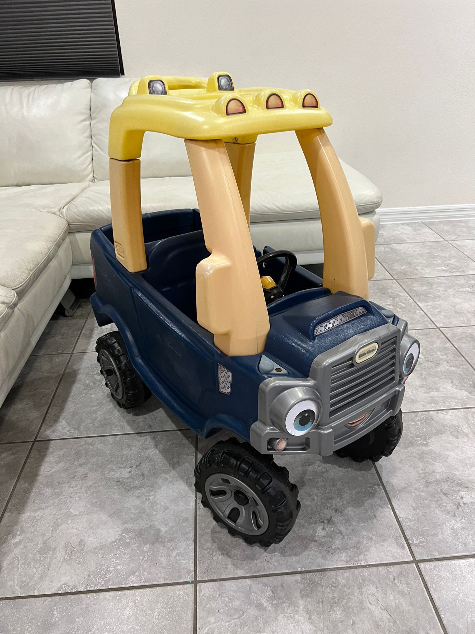 Little tikes ride on cozy truck $39 kids outdoors car toy / Carrito pick up niños $39 