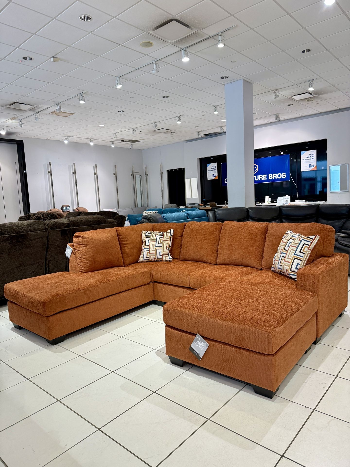 Aviemore 2pc Sectional Couch w/ Chaise & Ottoman 🧡 by Ashley 🏡