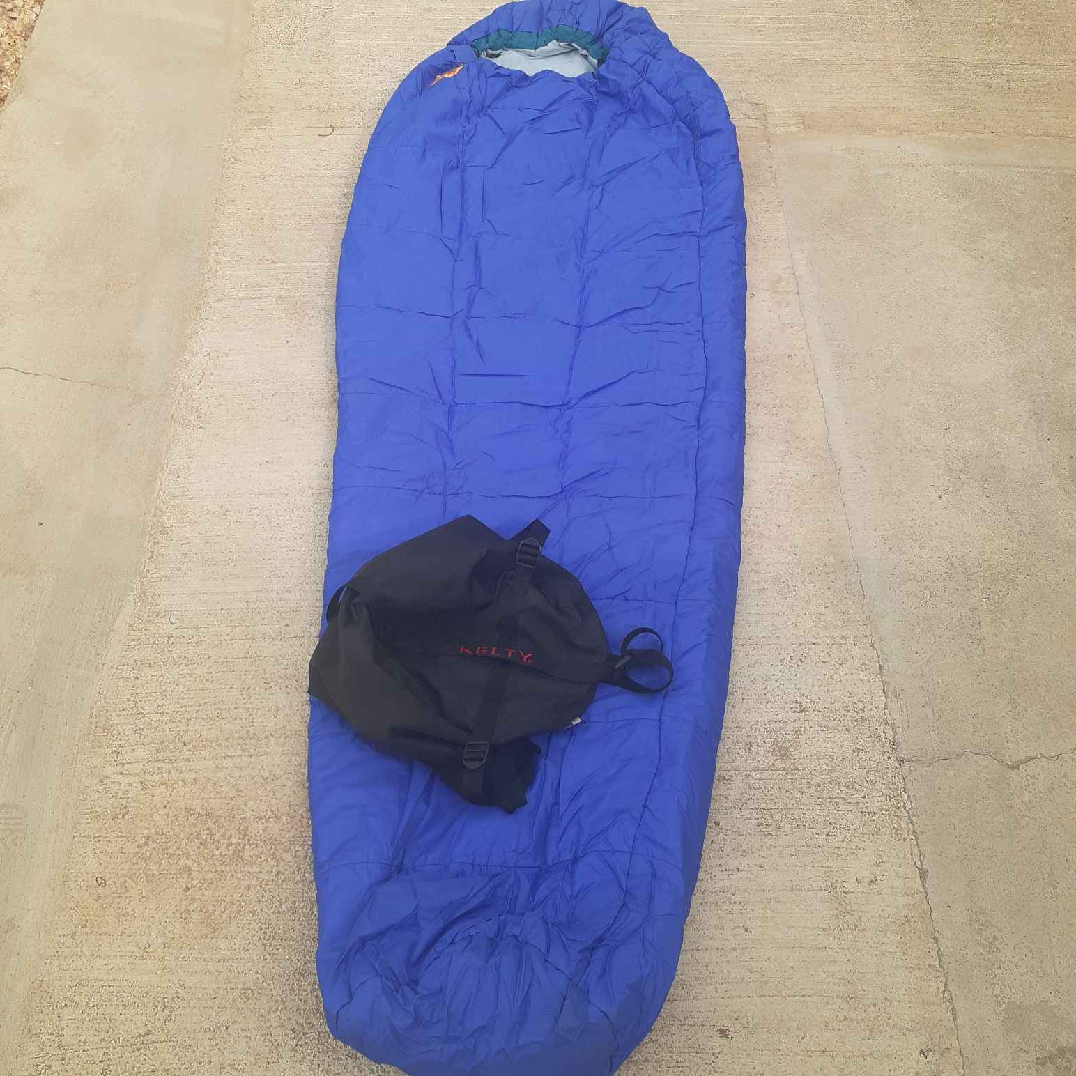 Kelty Sawtooth 20 Degree Right Mummy Sleeping Bag Polarguard 32" by 84" 48 ounces blue no rips or tears zipper good camping hiking beach