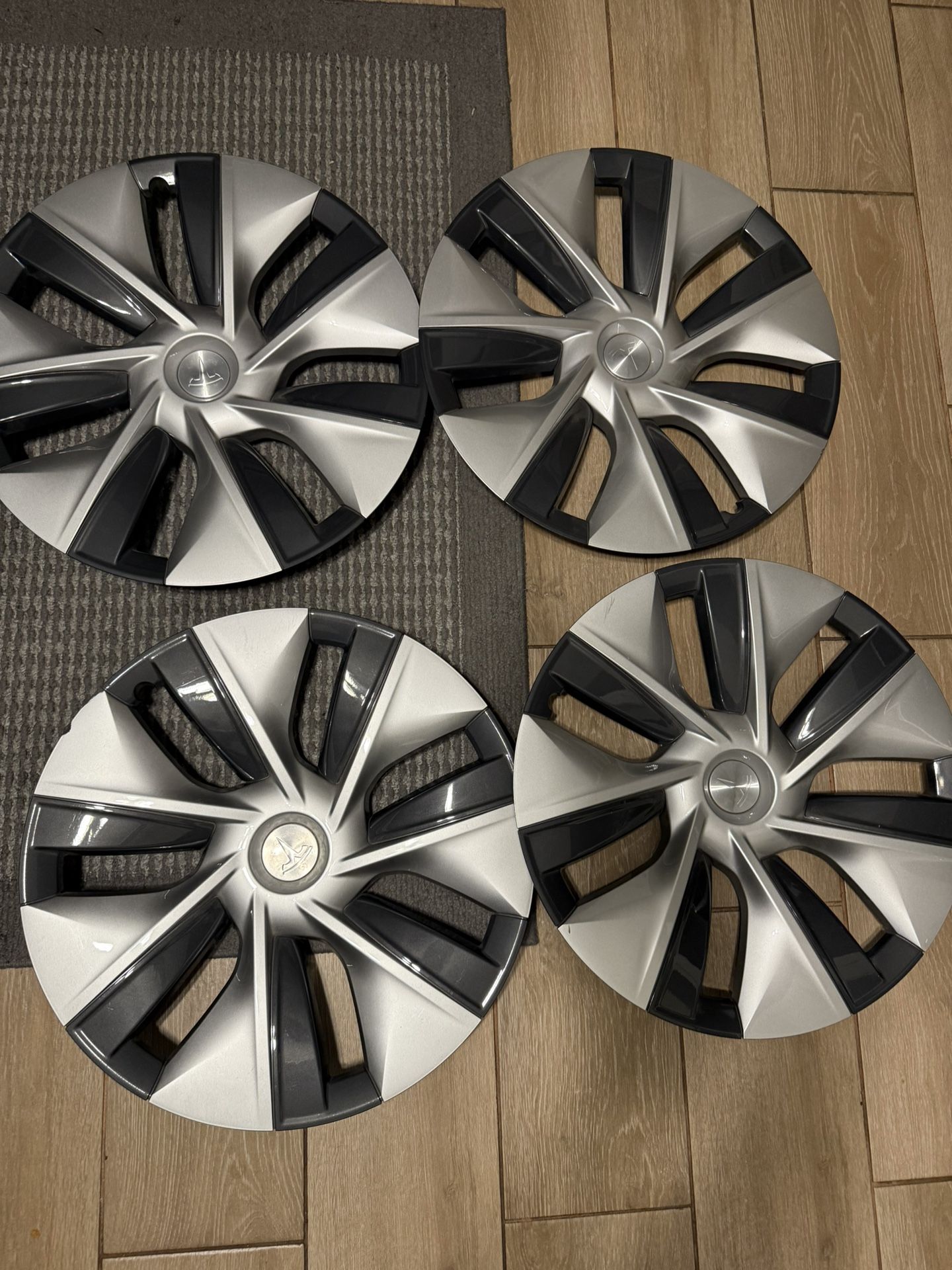 Tesla Model Y Gemini 19” Wheel Covers – OEM Set (Good Condition)